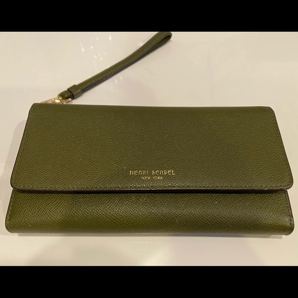 Henri Bendel uptown out and about organizer wallet